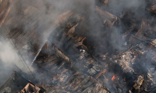 28일 오후 서울 중구 을지로 세운상가 인근 재개발 예정지구에서 화재가 발생해 소방대원들이 화재를 진압하고 있다. 뉴스1