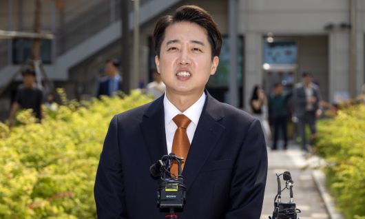 이준석 개혁신당 대통령 후보가 제21대 대통령선거 사전투표 첫날인 29일 오전 경기 화성시 동탄9동 행정복지센터에서 투표를 마친 뒤 취재진 질문에 답하고 있다. 공동취재