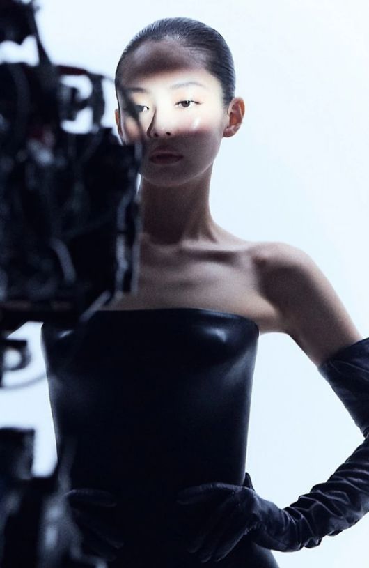 제니가 장 폴 고티에(Jean Paul Gaultier)의 '궁극의 뮤즈'로 발탁됐다. 장 폴 고티에 인스타그램