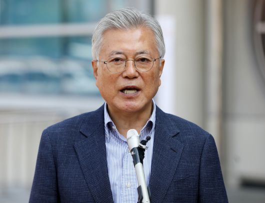 문재인 전 대통령이 제21대 대통령선거 사전투표 첫날인 29일 오전 경남 양산시 하북면주민자치센터에 마련된 하북면 사전투표소에서 투표를 마친 뒤 취재진 질문에 답하고 있다. 뉴스1