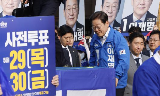 이재명 더불어민주당 대통령 후보가 제21대 대통령선거 사전투표 첫날인 29일 오후 서울 서초구 고속버스터미널광장에서 열린 유세에 참석하고 있다. 뉴스1