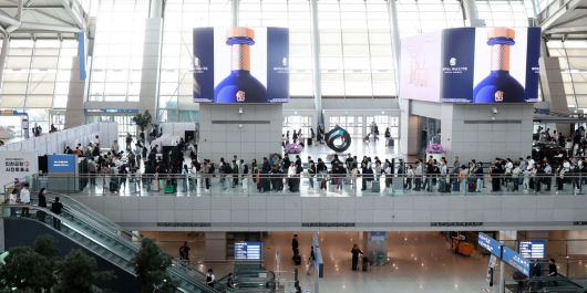 제21대 대통령선거 사전투표 첫날인 29일 인천국제공항 제1터미널에 마련된 사전투표소에서 출국자들이 투표를 위해 길게 줄을 서 차례를 기다리고 있다. 이날 오후 4시 기준 사전투표율은 역대 최고치를 기록했다. 인천공항=이제원 선임기자