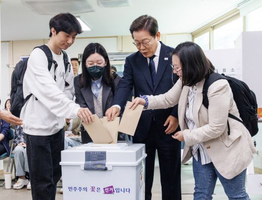 이재명 더불어민주당 대선후보가 제21대 대통령 선거 사전투표 첫날인 29일 서울 서대문구 신촌동 주민센터 투표소에서 청년들과 함께 사전투표를 하고 있다.   공동취재