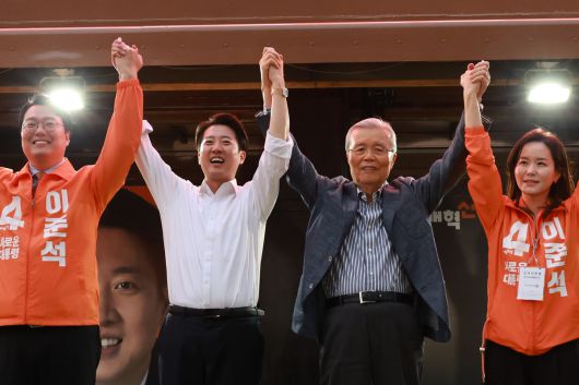 김종인 전 국민의힘 비상대책위원장이 28일 서울 강남구 코엑스 동문에서 열린 개혁신당 이준석 후보의 집중유세 현장을 찾아 이 후보와 함께 두 팔을 들어올리고 있다. 연합뉴스