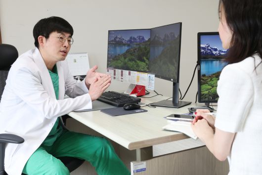 박성실 한양대병원 외과 교수가 지난 27일 “젊은 환자들은 암이 진행되고나서야 알게 되는 경우가 많아 더 위험하다”고 지적했다. 한윤종 기자