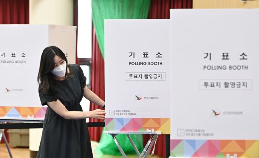 제21대 대통령선거 사전투표를 하루 앞둔 28일 경기 수원시 우만1동 행정복지센터에서 관계자들이 사전투표소 설치 작업을 하고 있다. 뉴시스