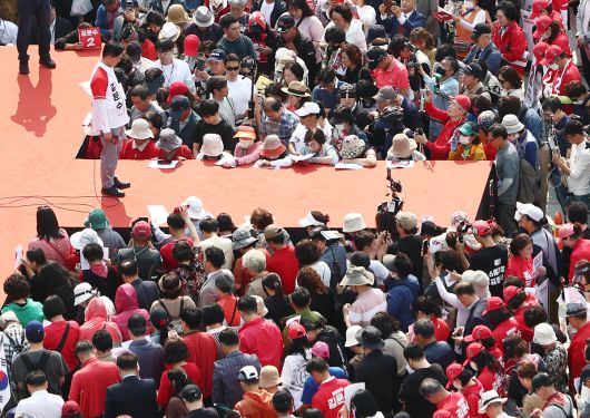 국민의힘 김문수 대선 후보가 29일 경기 안산시 안산문화광장에서 이날 경북 포항에서 발생한 해군 소속 해상초계기 추락 사고 희생자에 대한 묵념을 하고 있다. 공동취재