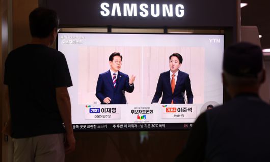 지난 27일 오후 서울역 대합실에서 시민들이 중앙선거방송토론위원회 주관 제21대 대통령선거 3차 후보자 토론회를 시청하고 있다. 뉴시스