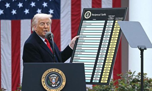 도널드 트럼프 미국 대통령이 지난 4월 2일 워싱턴 백악관 로즈가든에서 ‘미국을 다시 부유하게’라는 제목의 행사를 열고 차트를 동원해 무역 상대국들에 부과한 개별 상호관세를 소개하고 있다. AFP연합뉴스