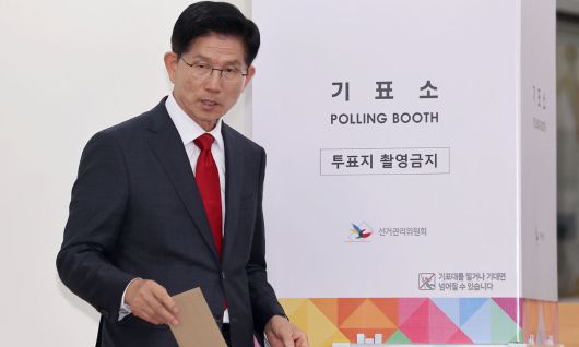 김문수 국민의힘 대선 후보가 29일 인천 계양구 계양1동 주민센터에서 투표를 하고 있다. 공동취재