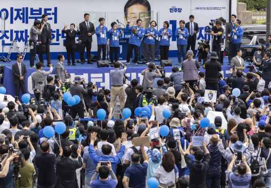 이재명 더불어민주당 대통령 후보가 제21대 대통령선거 사전투표 첫날인 29일 오후 서울 송파구 잠실야구장 앞 광장에서 열린 유세에서 글로브를 착용한 채 야구공을 던지는 모습을 취하고 있다. 공동취재