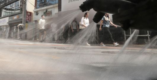 대구 중구 동성로에서 살수차가 물을 뿌리며 한껏 달아오른 거리의 열기를 식히고 있다. 대구=연합뉴스
