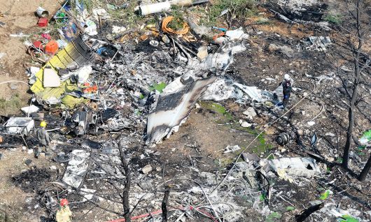 29일 오후 경북 포항시 남구 동해면 신정리 야산 해군 P-3C 해상초계기 추락 현장에서 군과 경찰, 소방 관계자들이 탑승자 구조 등 사고 수습 작업을 벌이고 있다. 연합뉴스