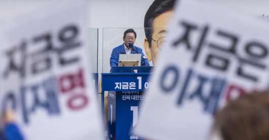 더불어민주당 이재명 대선후보가 29일 서울 송파구 잠실종합운동장 광장에서 열린 강동구·송파구 집중유세에서 지지를 호소하고 있다.    연합뉴스
