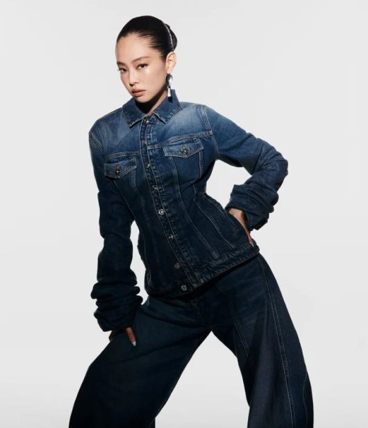 제니가 장 폴 고티에(Jean Paul Gaultier)의 '궁극의 뮤즈'로 발탁됐다. 장 폴 고티에 인스타그램