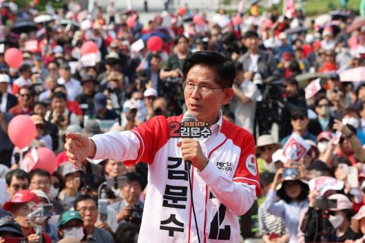 국민의힘 김문수 대선 후보가 29일 경기 안산시 안산문화광장에서 시민들에게 지지를 호소하고 있다.   공동취재
