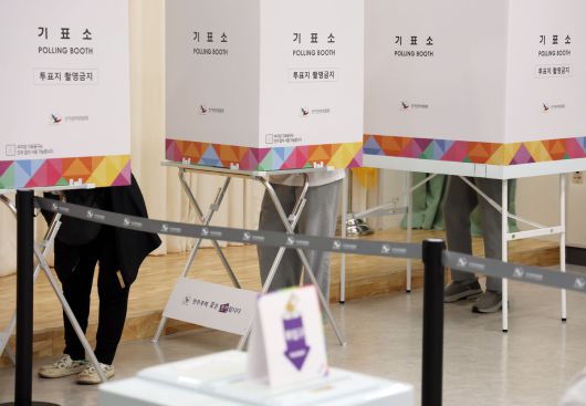 제21대 대통령선거 사전투표 첫날인 29일 부산 연제구 거제4동행정복지센터에 마련된 사전투표소에서 시민들이 투표를 하고 있다. 부산=뉴시스