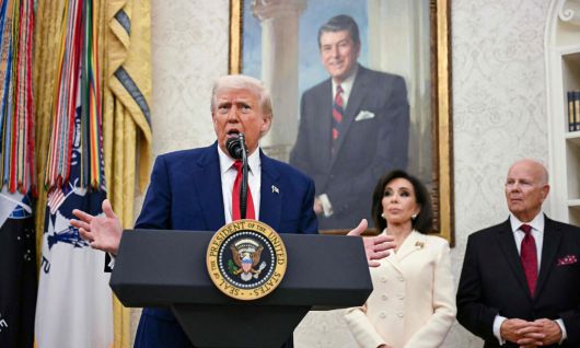 미국 연방국제통상법원이 도널드 트럼프 행정부의 관세 정책에 제동을 건 28일(현지시간) 트럼프 대통령(왼쪽)이 워싱턴 백악관 집무실에서 열린 제닌 피로 워싱턴 임시 연방검사장(가운데)의 취임식에서 연설하고 있다. 워싱턴=AFP연합뉴스