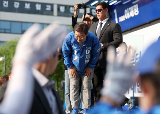 이재명 더불어민주당 대선후보가 30일 오후 강원 원주시 원주행복마당 앞에서 열린 유세에서 연설을 마친 뒤 고개 숙여 인사하고 있다. 원주=뉴시스