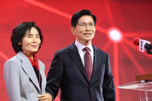 김문수 국민의힘 대선후보가 3일 오후 경기 고양시 킨텍스에서 열린 21대 대통령선거 후보자 선출을 위한 제5차 전당대회에서 대선후보로 선출된 뒤 아내 설난영 씨를 소개하고 있다.   뉴시스
