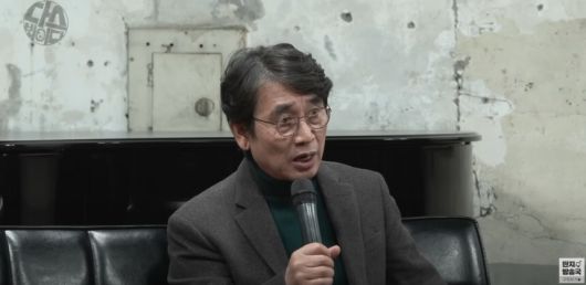 유시민 전 노무현재단 이사장이 지난 28일 공개된 유튜브 '김어준의 다스뵈이다'에 나와 발언하고 있다. '김어준의 다스뵈이다' 유튜브 영상 캡처.