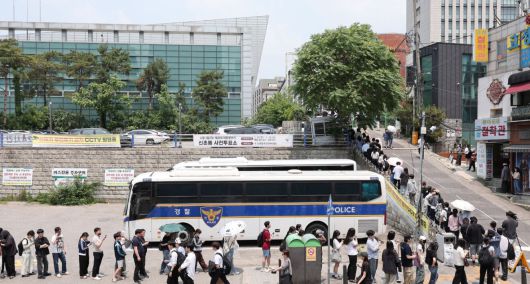 제21대 대통령 선거 사전 투표 둘째 날인 30일 서울 서대문구 구 신촌동 주민센터에 마련된 신촌동 사전투표소 앞에 유권자들이 투표를 하기 위해 길게 줄을 서 있다. 이 투표소에선 전날 투표용지가 밖으로 반출되는 사고가 발생했다. 뉴스1
