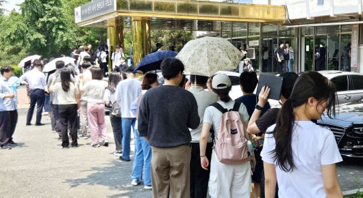 제21대 대통령 선거 사전 투표 첫날인 29일 전북 전주시 전주실내체육관에 마련된 사전투표소 앞에서 유권자들이 투표를 하기 위해 줄지어 서 있다. 뉴스1