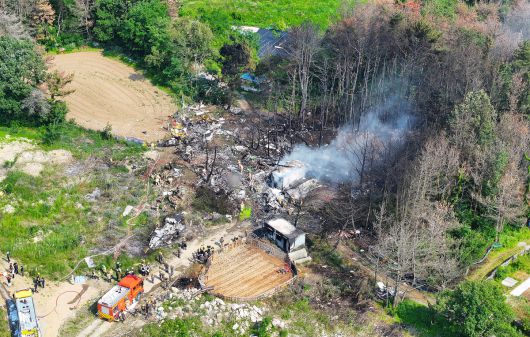 29일 오후 1시 50분께 경북 포항시 남구 동해면 신정리 한 야산에 해군 초계기가 추락한 가운데 군과 소방 당국 등 관계기관이 현장 수습을 하고 있다. 연합뉴스