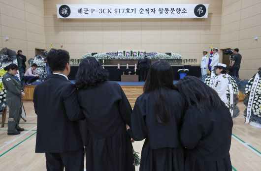 30일 경북 포항시 남구 해군 항공사령부 체육관에 마련된 '해군 P-3CK 917호기 순직자 합동분향소'에서 순직 해군 유족들이 오열하고 있다. 연합뉴스
