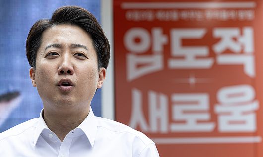 이준석 개혁신당 대통령 후보가 29일 오후 경기도 성남시 분당구 판교유스페이스 야외광장에서 열린 유세를 마친 후 백브리핑을 하고 있다. 성남=뉴스1