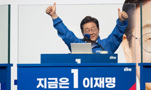 이재명 더불어민주당 대통령 후보가 30일 오후 강원 원주시 반곡동 원주행복마당에서 시민들에게 지지를 호소하고 있다. 원주=뉴스1