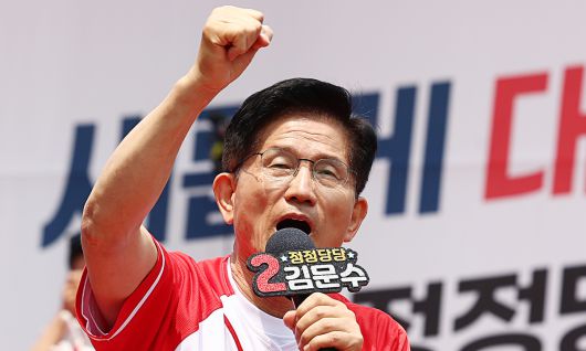 김문수 국민의힘 대통령 후보가 30일 오전 경기 이천산림조합 앞 중리사거리에서 유세를 하고 있다. 이천=뉴스1