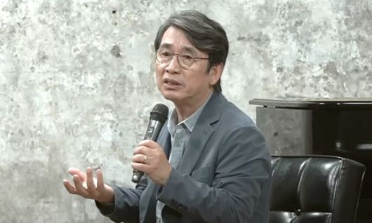유시민 전 노무현재단 이사장이 지난 28일 공개된 유튜브 '김어준의 다스뵈이다'에 나와 발언하고 있다. '김어준의 다스뵈이다' 유튜브 영상 캡처.