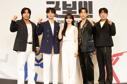 지난 29일 서울 구로구 더링크서울호텔에서 열린 JTBC 새 토일드라마 ‘굿보이 제작발표회’에서 배우들이 포즈를 취하고 있다. 왼쪽부터 배우 태원석, 박보검, 김소현, 이상이, 허성태.   JTBC 제공