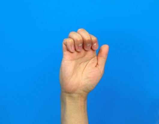 방아쇠 손가락에 좋은 운동법… 중손가락관절은 편 상태로 유지하면서, 손가락 관절을 그림처럼 구부렸다가, 펴는 동작을 틈나는 대로 10~20회 반복한다.