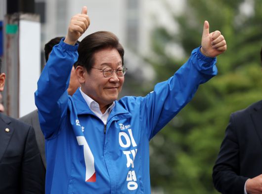 31일 오후 충북 청주시 오창프라자1 앞 광장에서 열린 이재명 더불어민주당 대선후보 집중유세에서 연설을 마친 뒤 시민들을 향해 인사하고 있다. 뉴시스