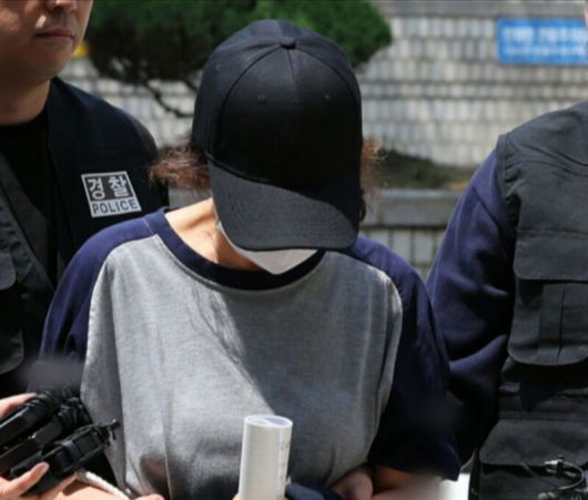 6∙3 대선 사전투표 첫날 서울 강남구의 한 투표소에서 배우자의 신분증으로 대리 투표한 혐의를 받고 있는 선거사무원 박모씨가 1일 서울 서초구 서울중앙지법에서 열린 구속 전 피의자 심문(영장실질심사)에 출석하고 있다. 뉴스1