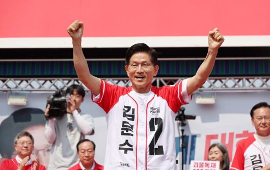 국민의힘 김문수 대선 후보가 31일 강원 홍천군 꽃뫼공원에서 열린 홍천군·횡성군·영월군·평창군 합동유세에서 지지를 호소하고 있다. 연합뉴스