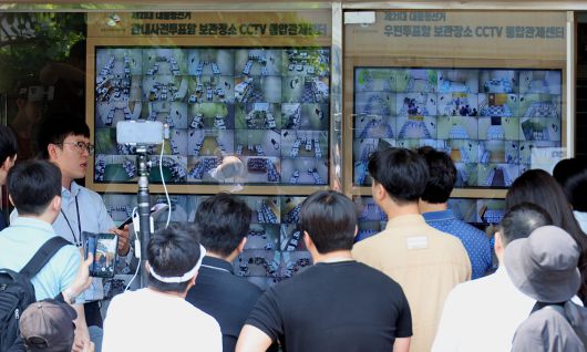 투표함 관리 설명 듣는 참관단 제21대 대통령선거 공정선거참관단이 1일 서울 종로구 서울시선거관리위원회에서 관내사전투표함과 우편투표함 보관장소 폐쇄회로(CC)TV를 확인하며 설명을 듣고 있다. 이제원 선임기자