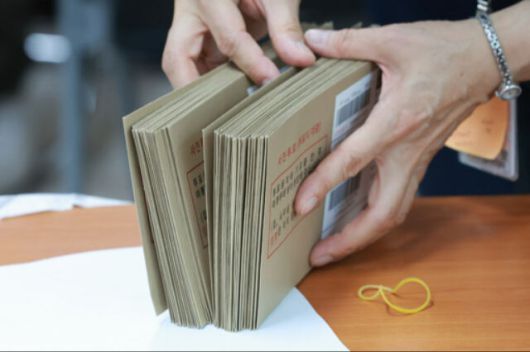 지난달 31일 서울 성동구선거관리위원회 관계자가 투표용지가 담긴 회송용 봉투 수량을 확인하고 있다. 연합뉴스