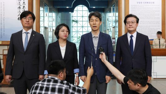 윤건영 더불어민주당 의원을 비롯한 국회 행정안전위원회 소속 의원들이 1일 서울 서대문구 경찰청을 찾아 댓글 부대 운영 리박스쿨 관련 항의 방문을 마친 뒤 발언하고 있다. 왼쪽부터 김성회, 용혜인, 윤건영, 채현일 의원. 뉴스1