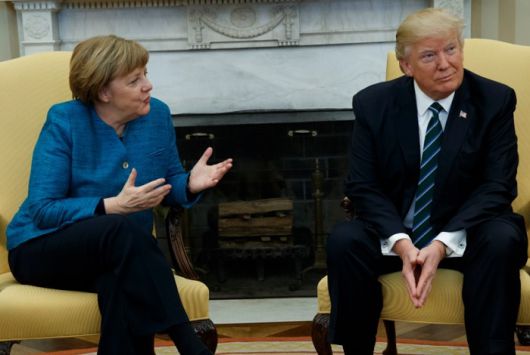 2017년 3월 당시 도널드 트럼프 미국 대통령(오른쪽)이 미·독 정상회담에서 앙겔라 메르켈 독일 총리가 발언하는 동안 다른 곳을 쳐다보고 있다. 트럼프는 메르켈과 악수해 달라는 사진기자들의 요청도 외면했다. AP연합뉴스