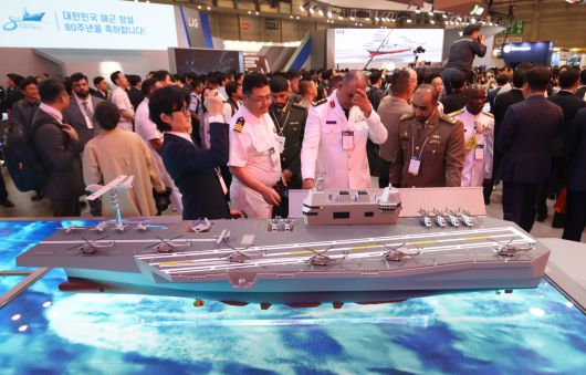 지난달 28일 부산 해운대구 벡스코 제1전시장에서 열린 2025 국제해양방위산업전(MADEX)에서 참가자들이 한화 부스를 찾아 유·무인체계 지휘통제함을 살펴보고 있다. 부산=뉴스1