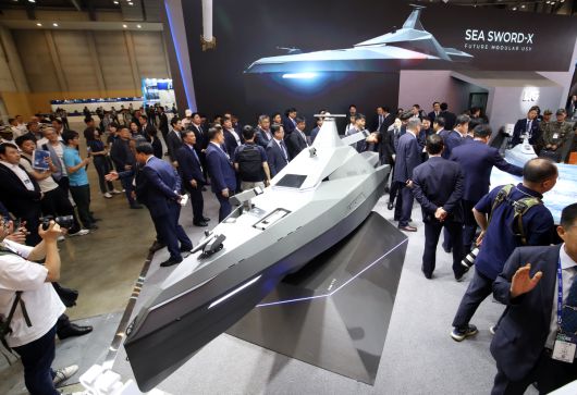 지난달 28일 부산 해운대구 벡스코 제1전시장에서 열린 2025 국제해양방위산업전(MADEX)에서 참가자들이 LIG넥스원 부스를 찾아 미래 무인수상정 콘셉트 모델 해검-X를 살펴보고 있다. 부산=뉴스1