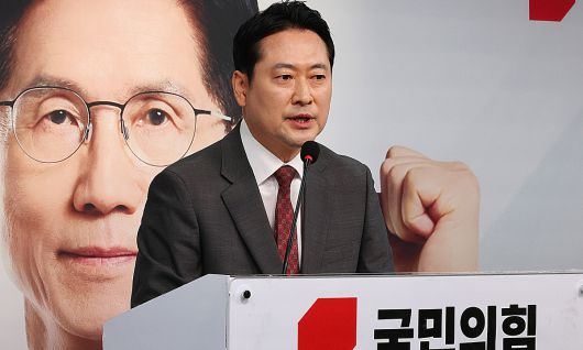 국민의힘 장동혁 선대위 상황실장이 1일 서울 여의도 중앙당사에서 긴급 현안 기자회견을 열고 민주당의 '댓글 공작' 의혹 등 제기와 관련해 반박하고 있다. 연합뉴스