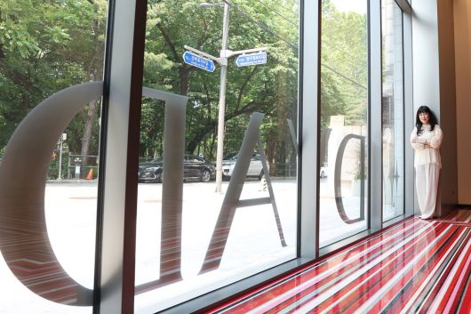 국내 최초 하이엔드 프라이빗 멤버십 클럽 ‘디아드(DYAD)’의 내년 오픈을 앞두고, 서울 강남구 도산공원 인근에서 운영 중인 ‘디아드 멤버스 라운지’에서 디아드 글로벌 마케팅팀 박애정 이사가 포즈를 취하고 있다. 한윤종 기자