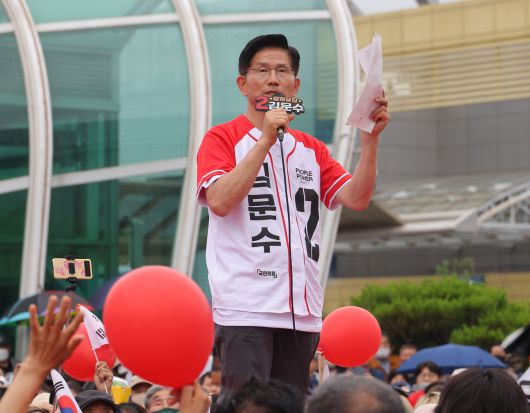 국민의힘 김문수 대선 후보가 제21대 대통령선거 선거일을 하루 앞둔 2일 동대구역 광장에서 지지를 호소하고 있다.    연합뉴스