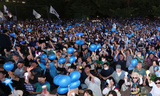 파란 물결 對 빨간 물결… 마지막 유세 더불어민주당 이재명 대선후보 지지자들이 2일 오후 서울 여의도공원 문화의마당에서 열린 이 후보의 마지막 유세에서 응원봉과 풍선을 흔들며 환호하고 있다. 허정호 선임기자