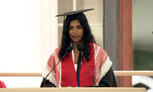 MIT 졸업생 메가 베무리는 지난 5월 29일 열린 졸업식 행사에서 팔레스타인 지지 연설을 한 뒤 학교에서 징계를 받았다. 사진=MIT유튜브 캡처