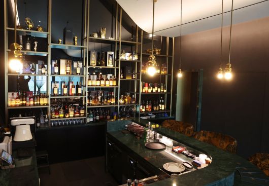 국내 최초 하이엔드 프라이빗 멤버십 클럽 ‘디아드(DYAD)’의 내년 오픈을 앞두고, 서울 강남구 도산공원 인근에서 운영 중인 ‘디아드 멤버스 라운지’의 내부 모습. 한윤종 기자